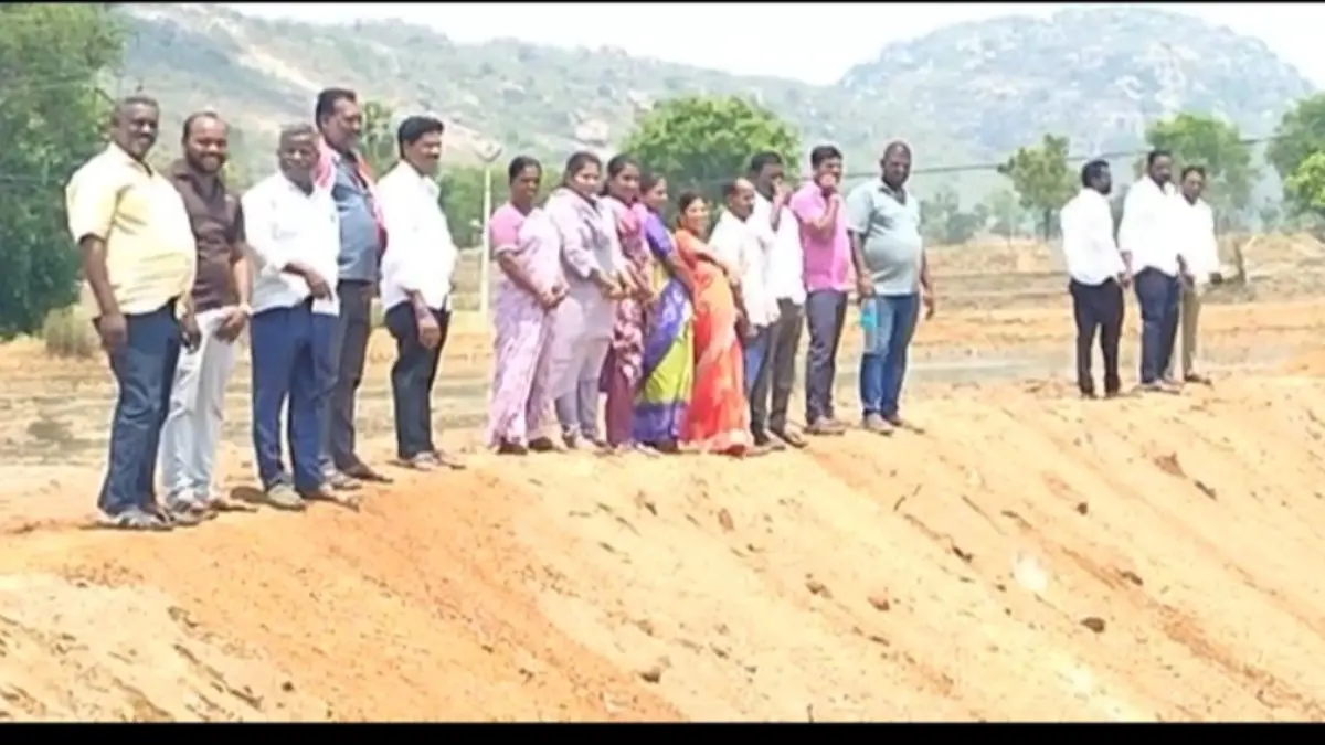 దేవలమ్మ నాగారం చెరువు భూముల ఆక్రమణ: సర్పంచ్ సురుగు గౌరి శ్రీనివాస్