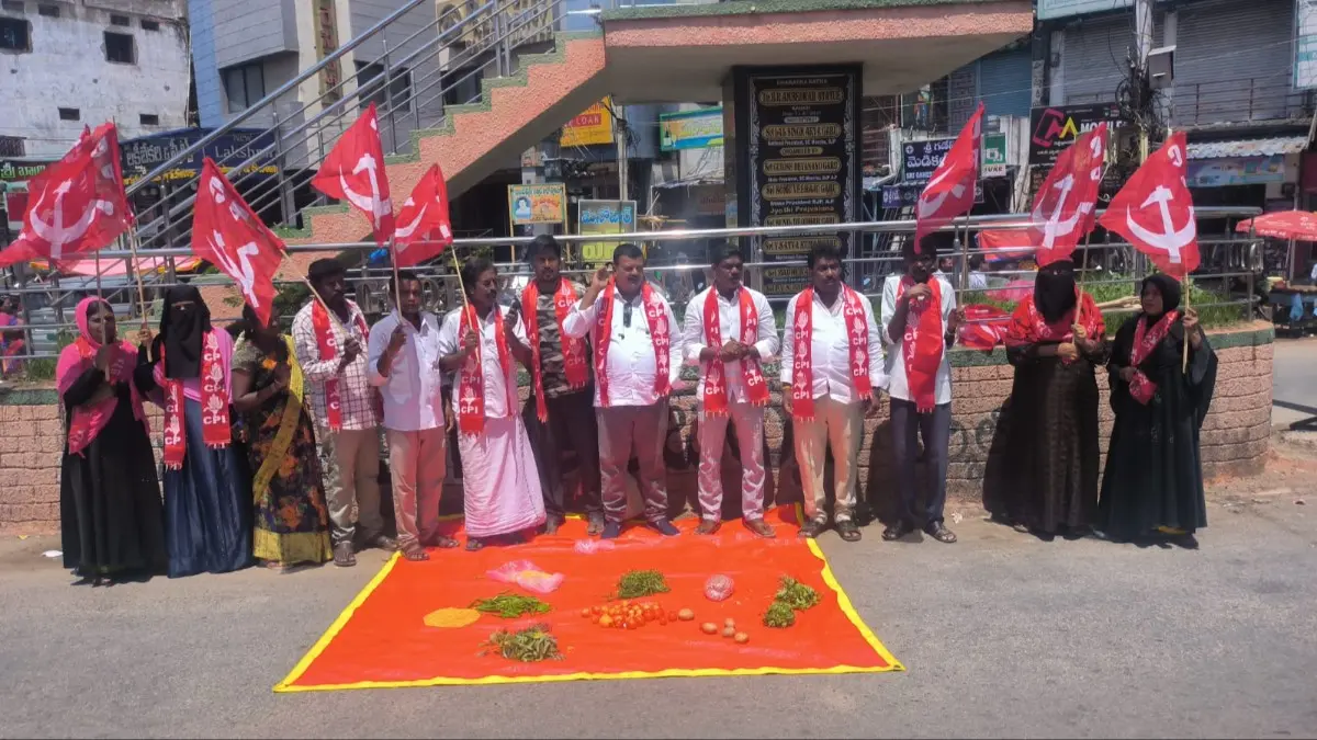 నిత్యావసర వస్తువుల ధరలు తగ్గించాలని డిమాండ్ :- సిపిఐ