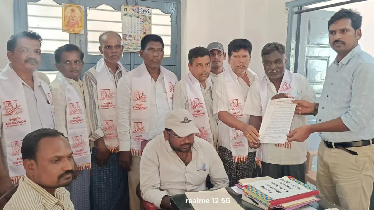చేనేత పెన్షన్లు మంజూరు చేయాలని వినతి