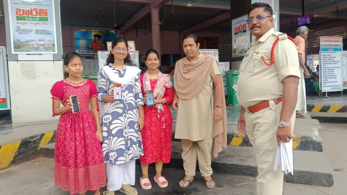 మహిళలకు, చిన్నారులకు భద్రతా మరియు నేరాలపై అవగాహన కల్పిస్తున్న శక్తి టీం..