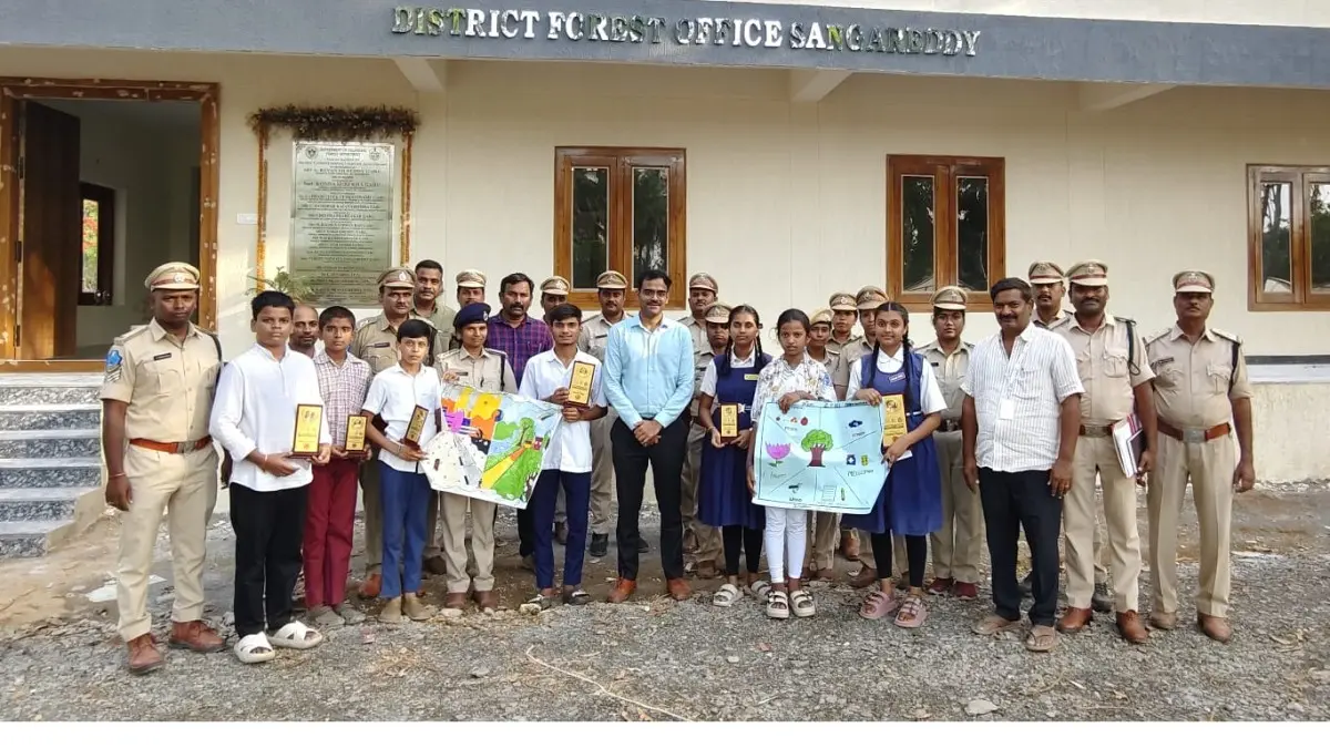 పర్యావరణ పరిరక్షణ పోటీల విజేతలకు అవార్డులు అందజేసిన డీఎఫ్‌వో ప్రసాద్ రెడ్డి
