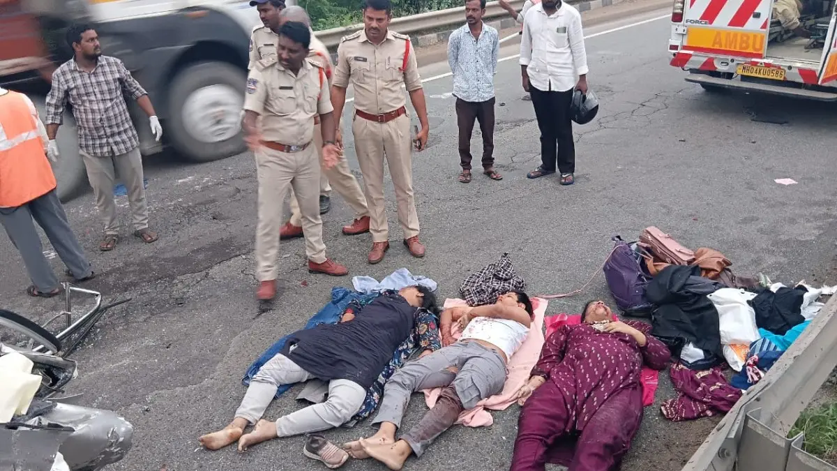 పెద్దకాపర్తి వద్ద ఘోర రోడ్డు ప్రమాదం కారును ఢీకొన్న ప్రైవేట్ ట్రావెల్స్ బస్సు.. నలుగురు దుర్మరణం