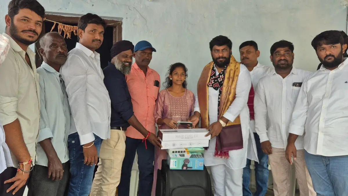 ఆర్థిక సాయంతో ‘లోకేశ్వరి’ స్వయం ఉపాధికి బాట: నిరుపేద కుటుంబానికి అండగా నిలిచిన ‘ఈఎల్వీ’ ఫౌండేషన్