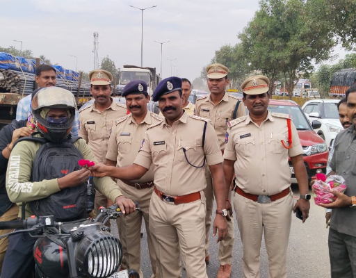 పువ్వులు అందించి సంక్రాంతి శుభాకాంక్షలు తెలిపిన ఎస్పీ నరసింహ