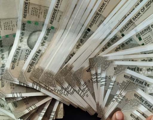 అవినీతి అధికారుల ఇంట కోట్ల రూపాయలు లోకాయుక్త దాడిలో కట్టల కొద్ది నగదు